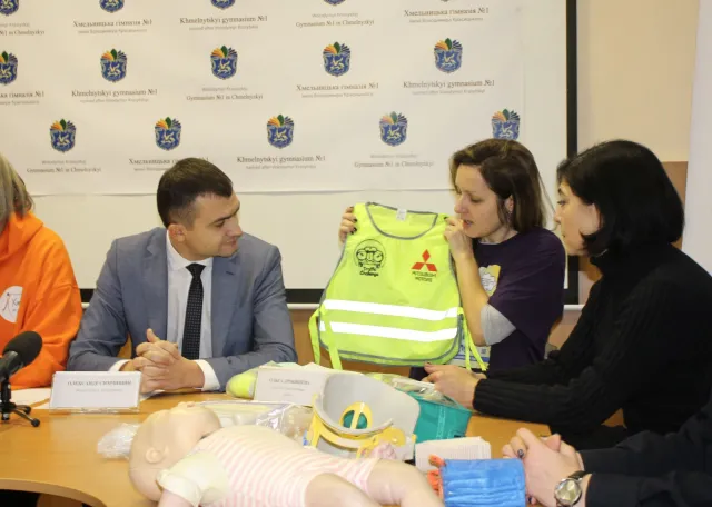 «Безпека на дорогах»: хмельницькі школярі отримали 600 світловідбивних жилетів — фото 1
