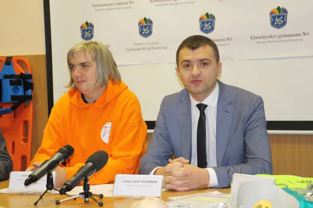 «Безпека на дорогах»: хмельницькі школярі отримали 600 світловідбивних жилетів — фото 2