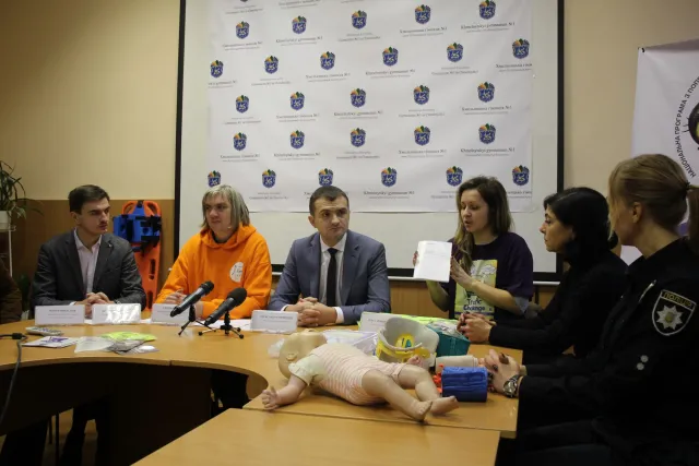 «Безпека на дорогах»: хмельницькі школярі отримали 600 світловідбивних жилетів — фото 3