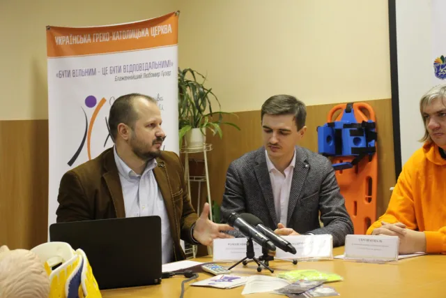 «Безпека на дорогах»: хмельницькі школярі отримали 600 світловідбивних жилетів — фото 4