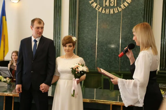 У Хмельницькому 329 закоханих пар зареєстрували «Шлюб за добу» — фото 1