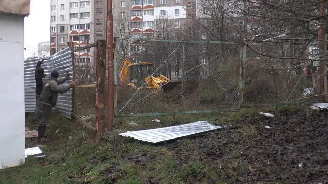 У мікрорайоні Озерна на місці знесених парканів облаштують сквер та зелену зону — фото 1