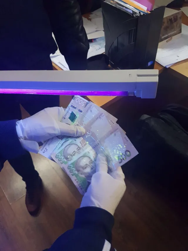 На Хмельниччині затримали посадовця РДА, який отримав хабар за виготовлення будівельного паспорту на будинок — фото 1