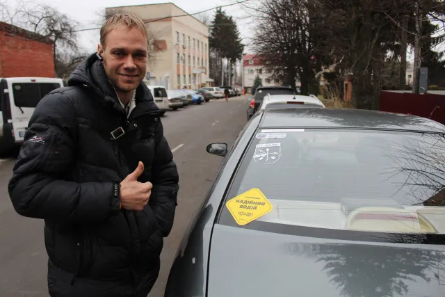 «Керуй!»: хмельничани можуть долучитися до соціальної акції та отримати тематичні наліпки на автомобілі — фото 1
