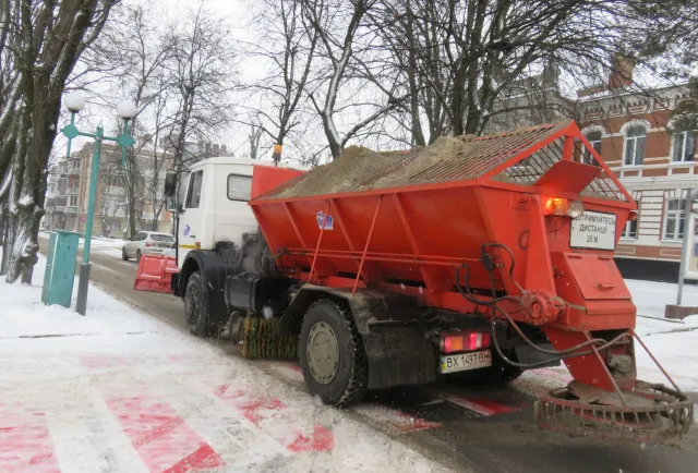 У Хмельницькому понад 30 спецмашин очищають вулиці від снігу — фото 2