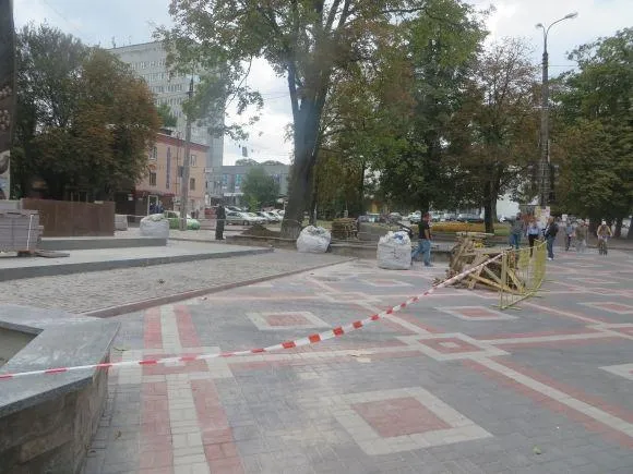 У сквері біля пам'ятника Героям Небесної Сотні встановили лавочки та урни для сміття — фото 8