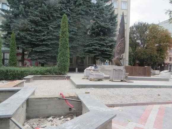 У сквері біля пам'ятника Героям Небесної Сотні встановили лавочки та урни для сміття — фото 10