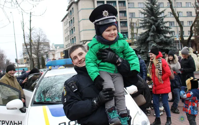 В рамках всеукраїнської акції маленькі хмельничани відсвяткували Різдво з поліцейськими — фото 3
