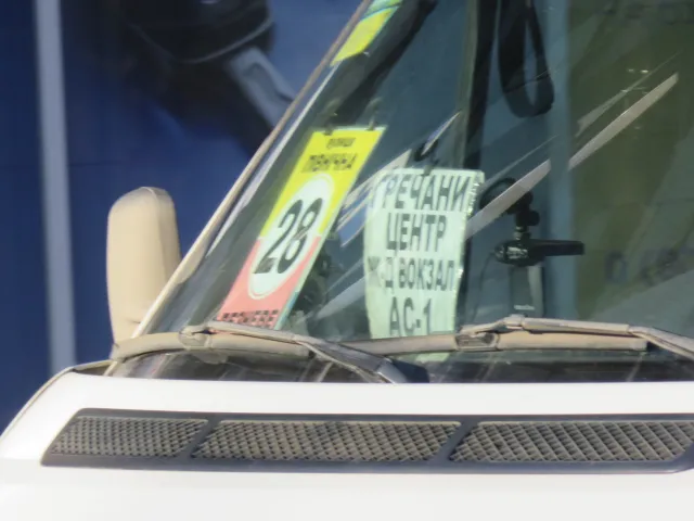 На трафаретах в автобусах та маршрутках кожен мікрорайон міста позначений окремим кольором — фото 2