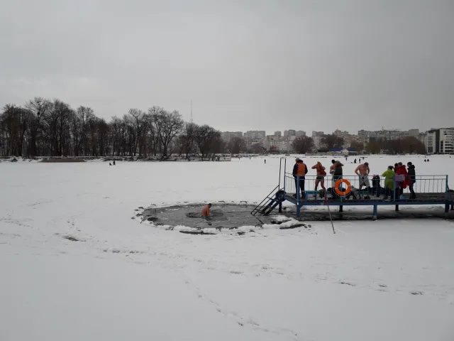 Хмельничани святкують Водохреще та купаються в ополонках — фото 1
