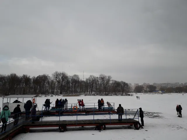 Хмельничани святкують Водохреще та купаються в ополонках — фото 5