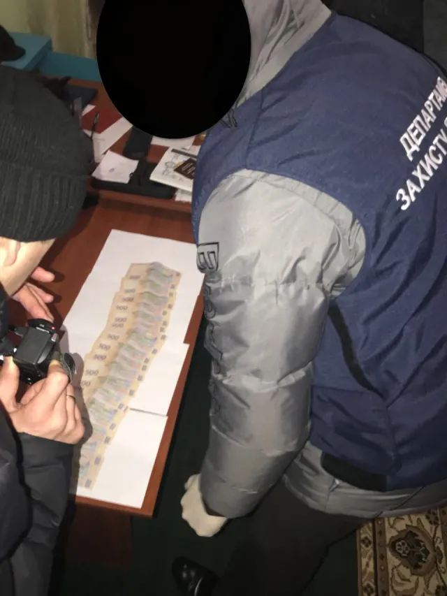 На Хмельниччині затримали голову сільської ради, який отримав 10 тисяч гривень хабара — фото 1