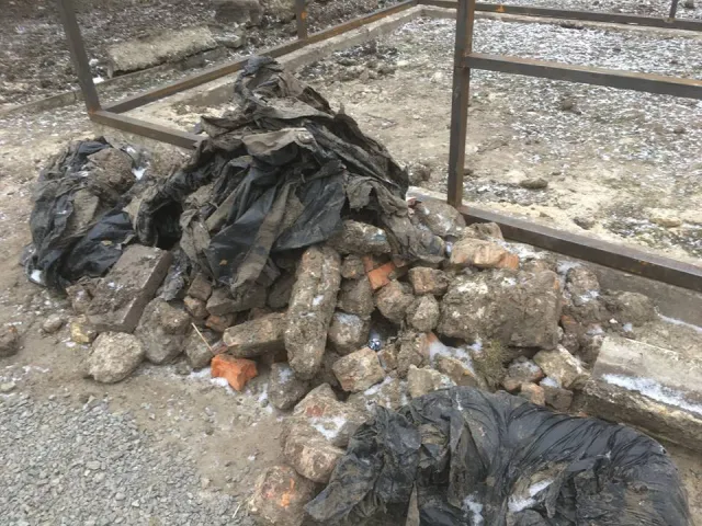 На перехресті Свободи та Зарічанської з'явилась металева конструкція для облаштування зупинки — фото 2