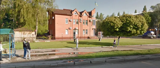 На перехресті Свободи та Зарічанської з'явилась металева конструкція для облаштування зупинки — фото 3