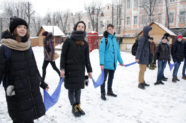 Хмельницькі школярі відзначили День Соборності України тематичним флешмобом — фото 2