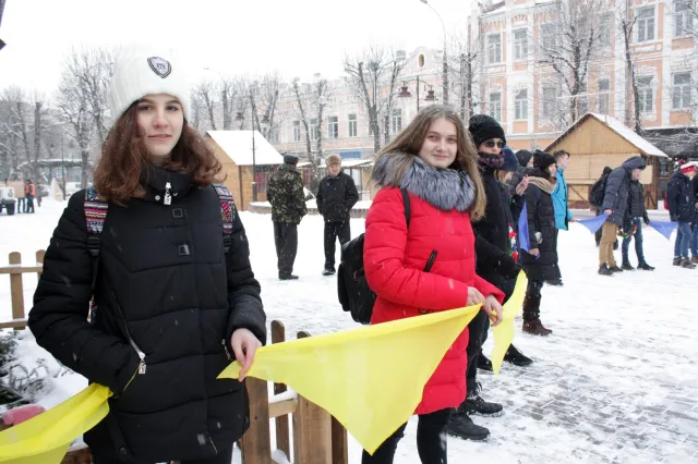 Хмельницькі школярі відзначили День Соборності України тематичним флешмобом — фото 4