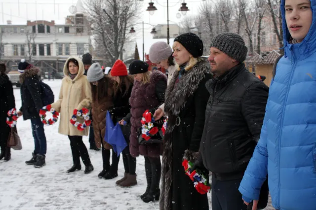 Хмельницькі школярі відзначили День Соборності України тематичним флешмобом — фото 9