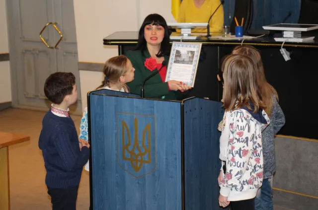Учні школи №21 відвідали екскурсію у міській раді та отримали запрошення на 3D-прогулянку «Небесним Проскуровом» — фото 4