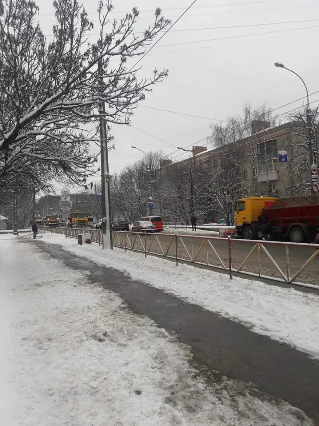 У Хмельницькому майже 40 спецмашин очищають вулиці від снігу — фото 3