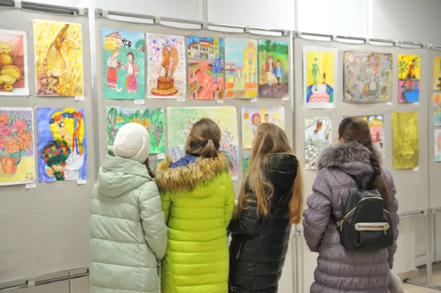У Хмельницькому відкрили виставку дитячих творчих робіт «Мистецтво заради миру» — фото 2