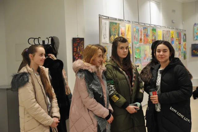У Хмельницькому відкрили виставку дитячих творчих робіт «Мистецтво заради миру» — фото 4