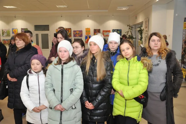 У Хмельницькому відкрили виставку дитячих творчих робіт «Мистецтво заради миру» — фото 5