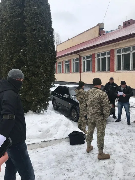 На Хмельниччині командир і заступник військової частини щомісяця отримували хабар від підприємця — фото 1