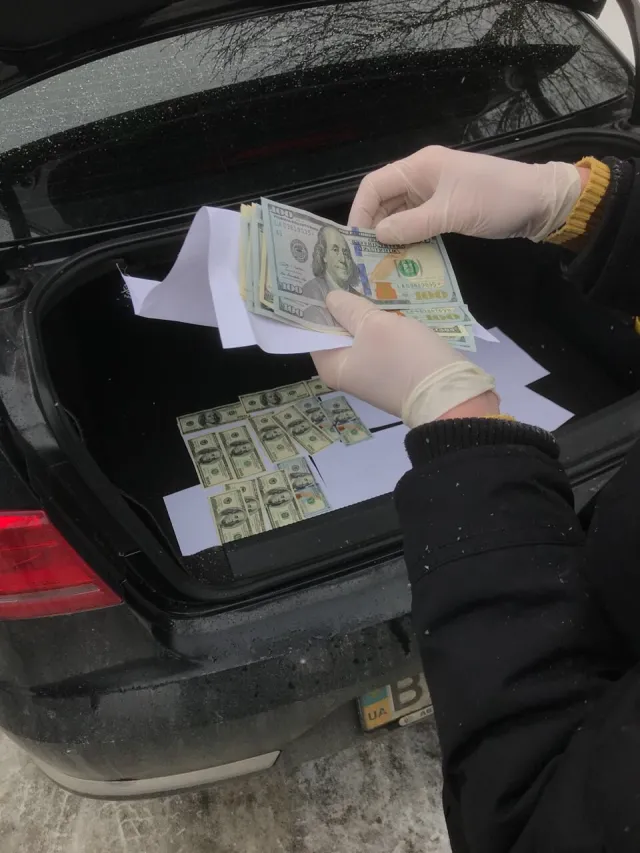На Хмельниччині керівник виправної колонії та його заступник отримали 3 тисячі доларів хабара від матері засудженого. Чоловікам обрали запобіжні заходи — фото 1