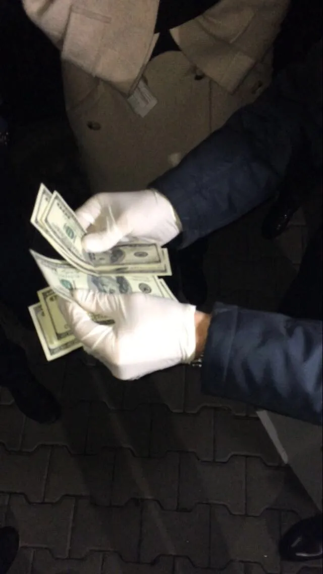 На Хмельниччині судитимуть адвоката, який отримав тисячу доларів хабара — фото 1