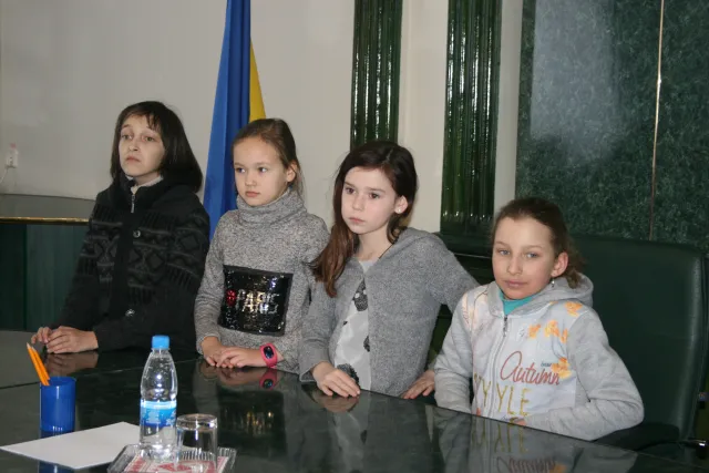 Учні школи №20 відвідали екскурсію у Хмельницькій міській раді та отримали запрошення на 3D-прогулянку «Небесним Проскуровом» — фото 8
