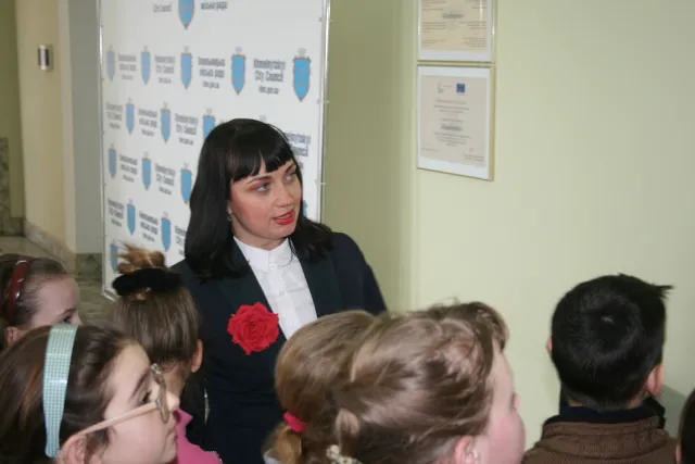 Учні школи №20 відвідали екскурсію у Хмельницькій міській раді та отримали запрошення на 3D-прогулянку «Небесним Проскуровом» — фото 9