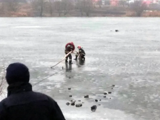 У мікрорайоні Дубове чоловік провалився під лід — фото 1