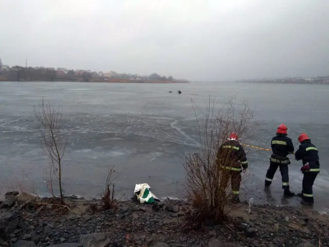 У мікрорайоні Дубове чоловік провалився під лід — фото 2