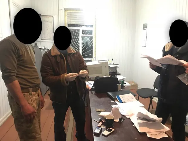 На Хмельниччині працівник військового комісаріату отримав хабар за надання відстрочки від призову на строкову військову службу — фото 1