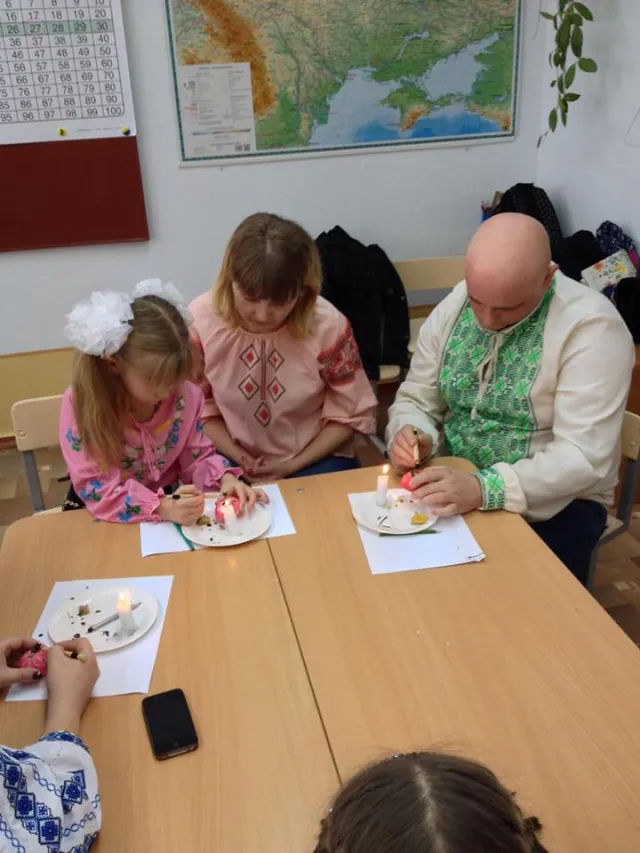 Для хмельницьких школярів провели майстер-клас із виготовлення подільської писанки — фото 1