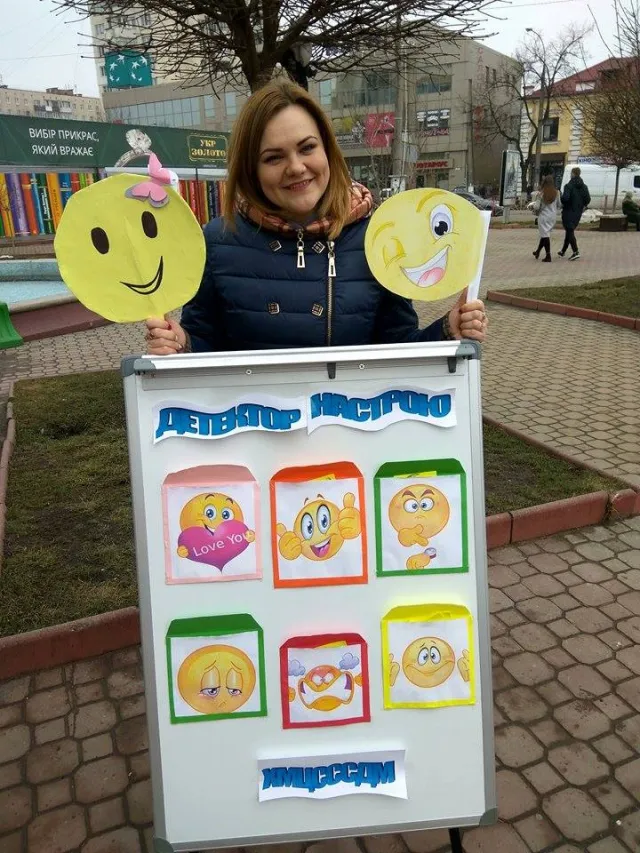 До Дня сміху у центрі міста за допомогою «смайликів» визначали настрій хмельничан — фото 2