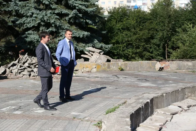 Інтерактивний фонтан, квіти та лавочки: у Хмельницькому триває реконструкція Площі Свободи — фото 5
