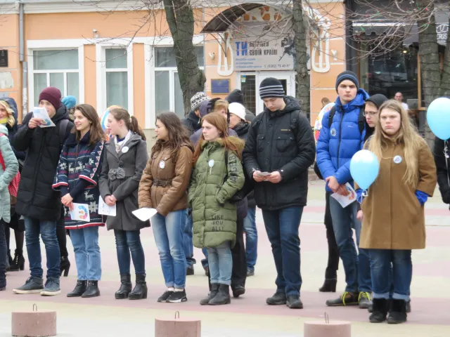 Хмельницькі школярі провели флешмоб на підтримку людей з аутизмом — фото 4
