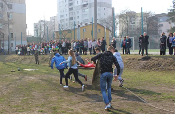 Хмельницькі рятувальники провели в НВК №10 показовий День цивільного захисту та операцію «Евакуація» — фото 2