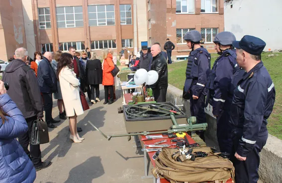Хмельницькі рятувальники провели в НВК №10 показовий День цивільного захисту та операцію «Евакуація» — фото 4