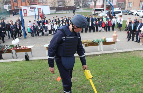 Хмельницькі рятувальники провели в НВК №10 показовий День цивільного захисту та операцію «Евакуація» — фото 5