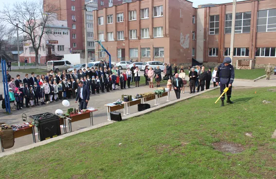 Хмельницькі рятувальники провели в НВК №10 показовий День цивільного захисту та операцію «Евакуація» — фото 6