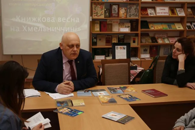 Презентації книг та зустрічі з письменниками: у Хмельницькому відбувся форум «Книжкова весна» — фото 6