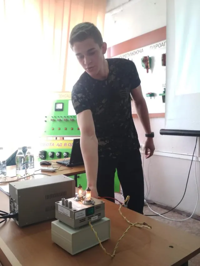 Хмельницькі школярі вміють зібрати міні-екскаватор та «добувати» воду з повітря: у місті відбувся конкурс з енергозбереження та енергоефективності — фото 1