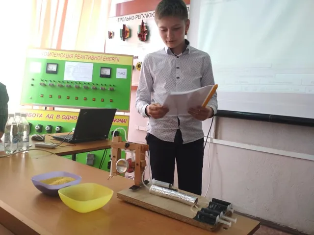 Хмельницькі школярі вміють зібрати міні-екскаватор та «добувати» воду з повітря: у місті відбувся конкурс з енергозбереження та енергоефективності — фото 3