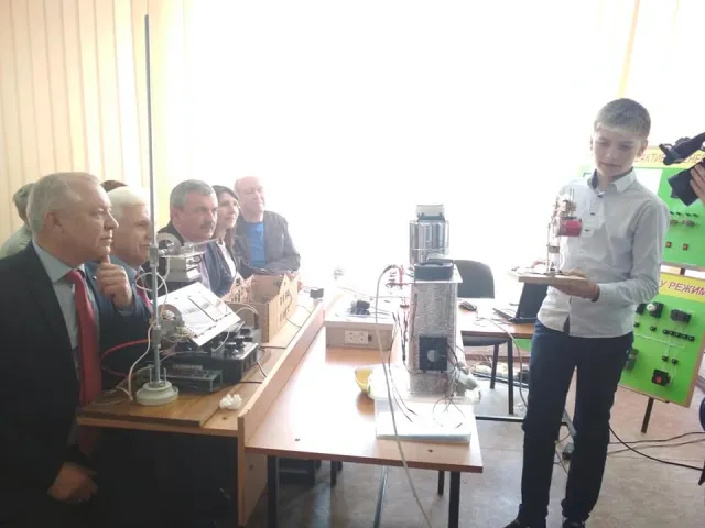 Хмельницькі школярі вміють зібрати міні-екскаватор та «добувати» воду з повітря: у місті відбувся конкурс з енергозбереження та енергоефективності — фото 4