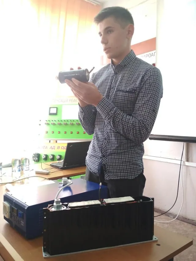 Хмельницькі школярі вміють зібрати міні-екскаватор та «добувати» воду з повітря: у місті відбувся конкурс з енергозбереження та енергоефективності — фото 7
