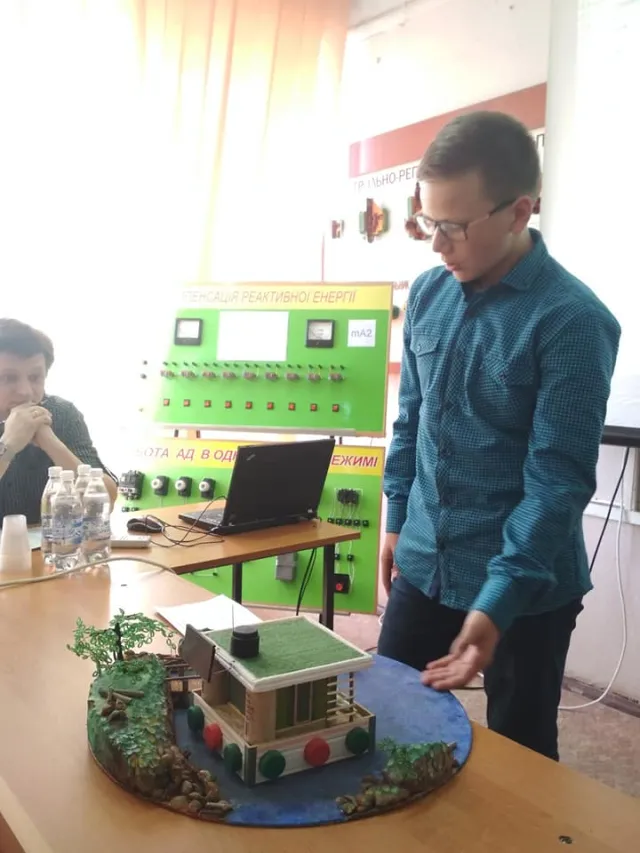 Хмельницькі школярі вміють зібрати міні-екскаватор та «добувати» воду з повітря: у місті відбувся конкурс з енергозбереження та енергоефективності — фото 8