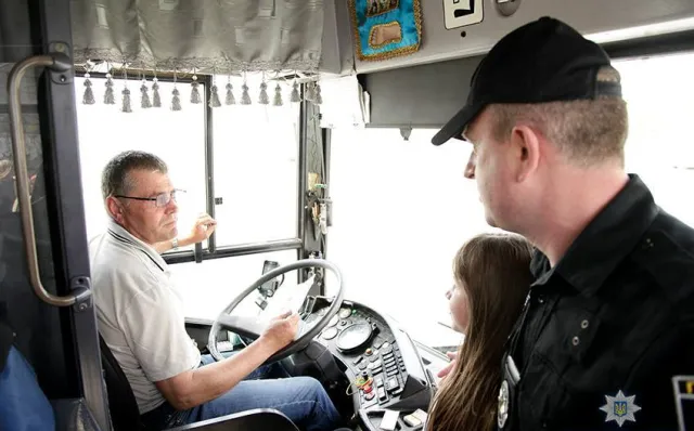 «Моє життя цінне»: хмельницькі школярі написали листи до водіїв — фото 1