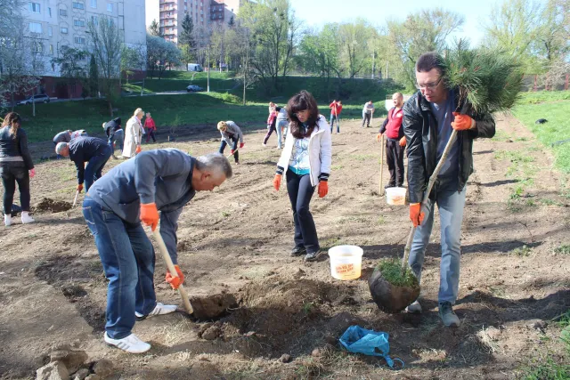 У Хмельницькому в День довкілля висадили 150 дерев — фото 3
